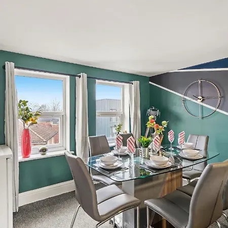 Chic Penthouse - Private Rooftop Apartment Bristol